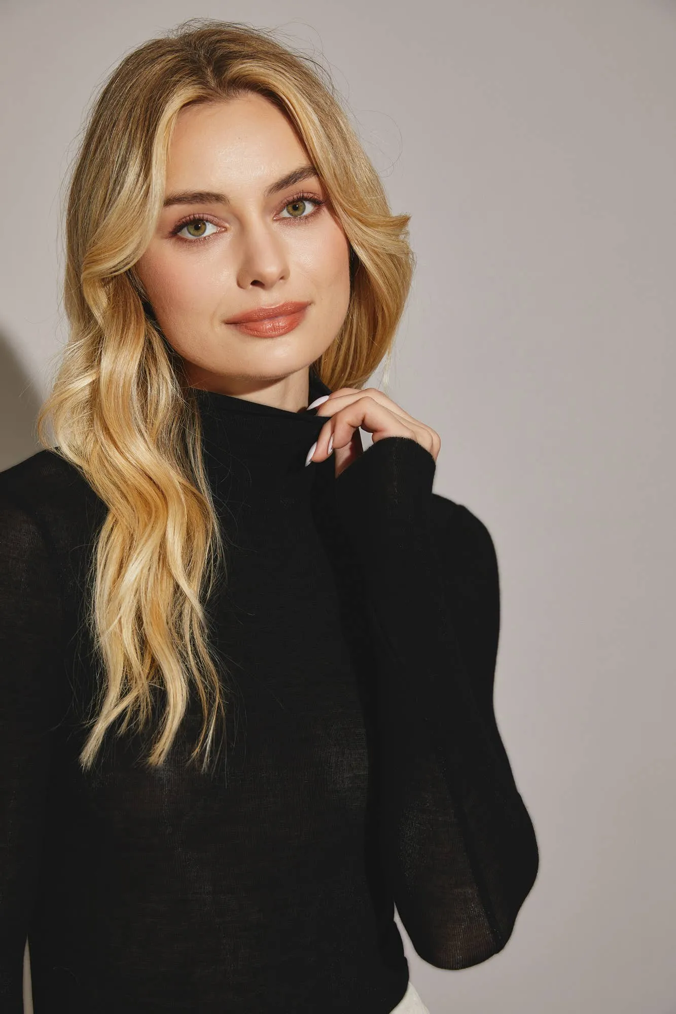 BLACK LONG SLEEVE TURTLENECK TOP