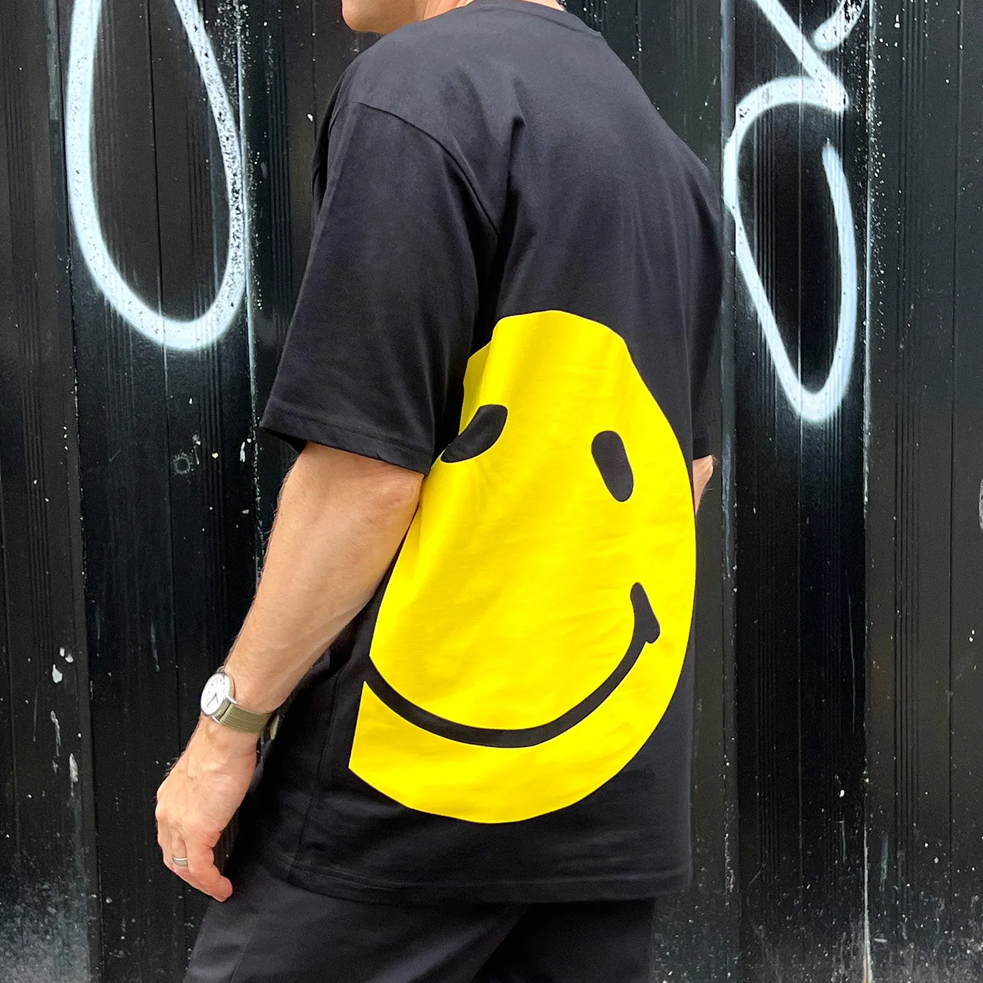 Mega Side Smiley Back - Oversized Tshirt - Black